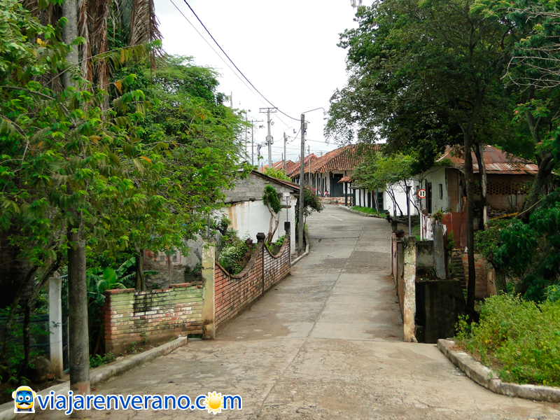 Puente y calle colonial.