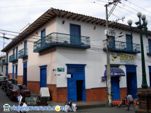 Casa colonial con balcón corrido.