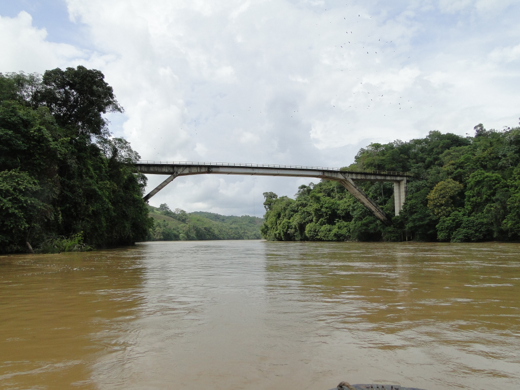 Puente de Angostura sobre río Nechí.
