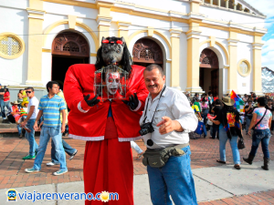 GV y hombre enjaulado.