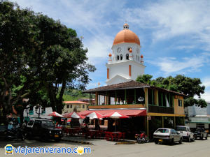 Kiosco y Torre de la iglesia.