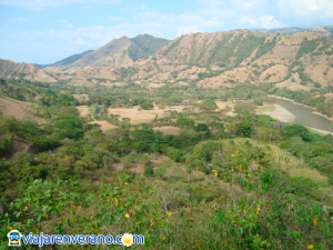 Montañas y valles.