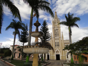 Fuente y fachada de la iglesia.