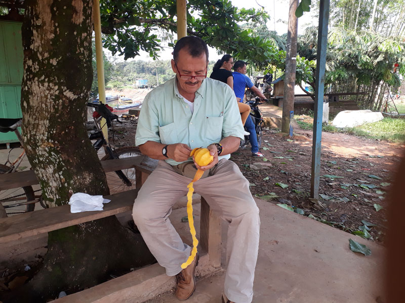 Pelando un mango. 
