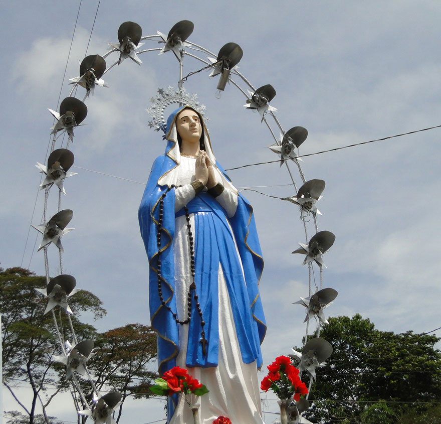 Virgen a orilla de la carretera.