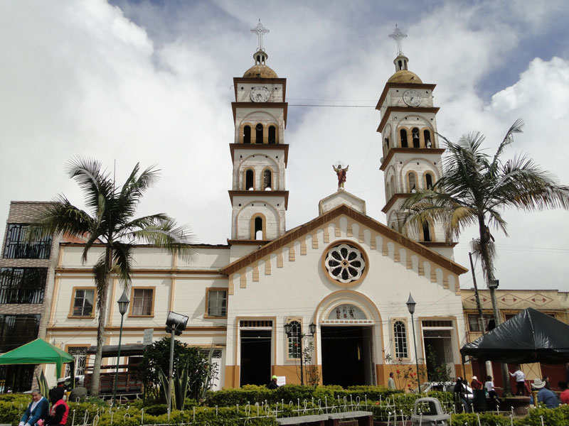 Iglesia y Parque central