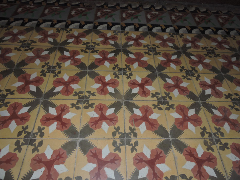 Mosaico del piso eclesial. 