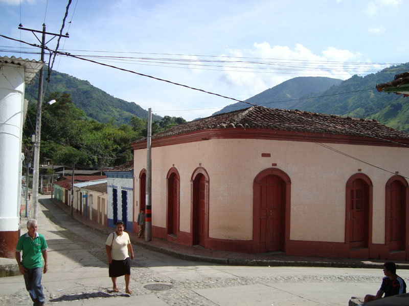 Calle y lugareños. 