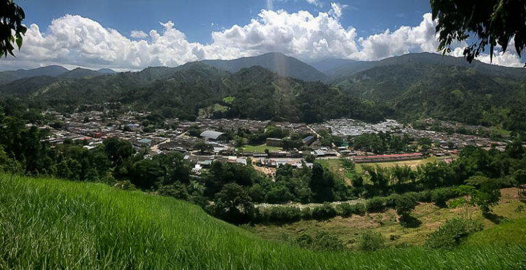 El Playón (Santander), un pueblo plano rodeado de colinas.