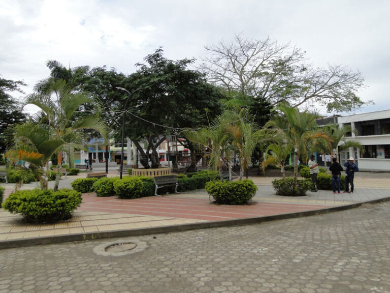 Paisajes de montaña con nubes bajas rodean a El Rosario (Nariño).